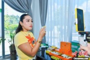 延边泰国主播品三亚榴莲：“尝到了家乡味”