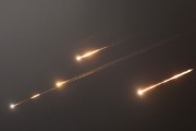 延边伊朗以导弹齐射回应以色列的大规模袭击